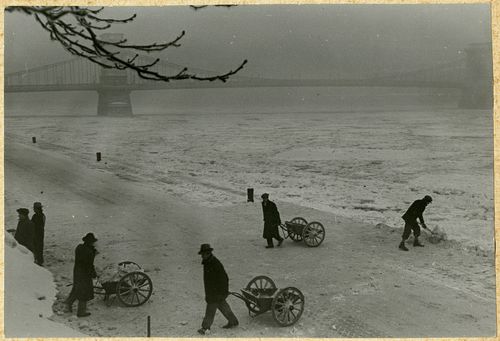 [A hóeltakarítók a havat a Dunába hordják] [Fénykép]