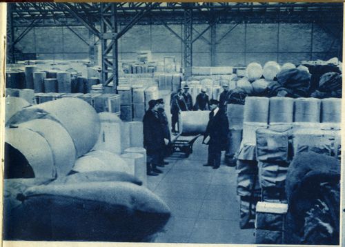 Papírbálák a Nemzeti Kikötő egyik áruszínében [Fénykép]