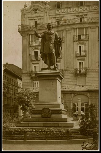 Budapest [Fénykép] : Báró Eötvös József szobra = Denkmal des Schriftstellers Baron Eötvös = Statue d...