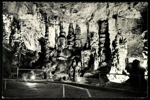 Aggtelek; Cseppkőbarlang. Aradi 13 emlékoszlop
