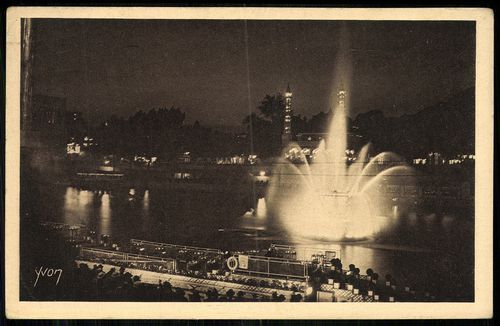 Exposition Internationale des Arts Décoratifs Paris 1925. Fontaine Lumineuse et Péniches de Poiret