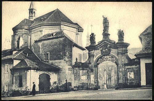 Prag. Portal des Strahover Klosters, erbaut i. J. 1740-42; links Kapelle des hl. Rochus