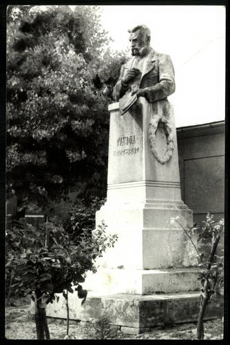 Vál; Vajda János szobra (Holló Barnabás: 1865–1917)