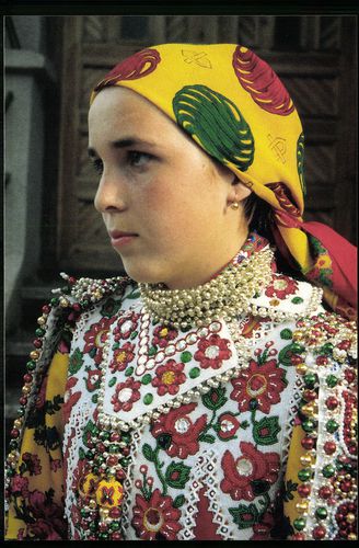15 éves leány ünnepi öltözetben Pünkösdkor. Inaktelke, Kalotaszeg (Románia)