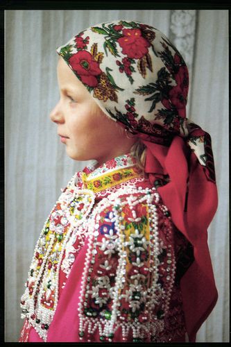 5 éves kislány ünnepi öltözetben Pünkösdkor. Inaktelke, Kalotaszeg (Románia)
