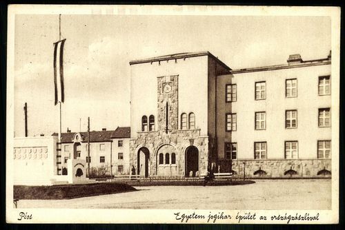 Pécs Egyetem jogi kar épület az országzászlóval; Gebäude des Universitäts-Justitz-Korps mit der Land...