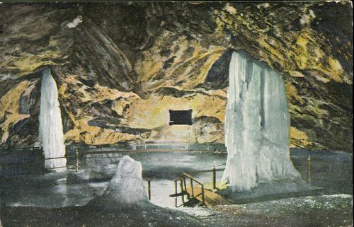 Dobsinai jégbarlang; A kút és az oltár a nagyteremben