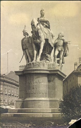 Pozsony. Mária Terézia szobor (1918-ban ledöntötték)