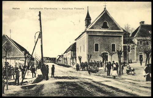 Holics Katholische Pfarrkirche ; Katolikus Plébánia