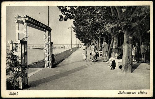 Siófok Balatonparti sétány; Promenade on the shore of Balaton; Promenade sur la rive du Balaton; Pas...