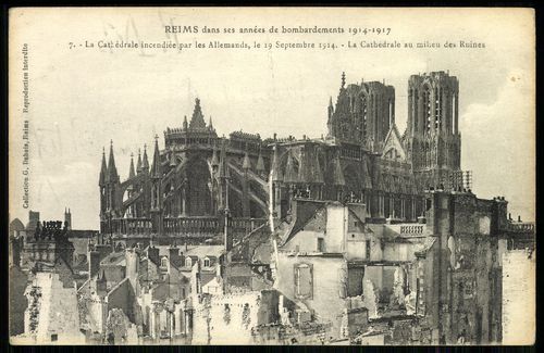 Reims dans ses années de bombardements 1914–1917.; La Cathédrale incendiée par les Allemands, le 19 ...