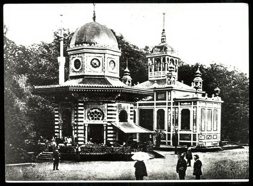 1885. évi kiállítás: a boszniai kávéház, mögötte a magyar királyi ménesintézetek pavilonja